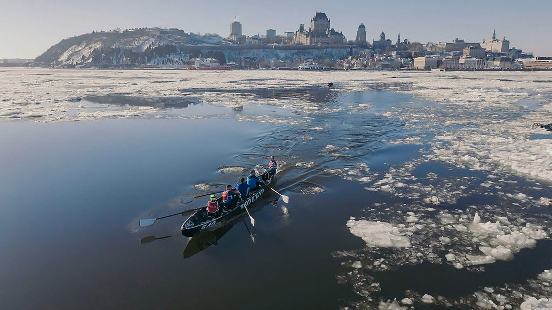 Entre Glace et Féérie : La Course de Canot au Carnaval de Québec